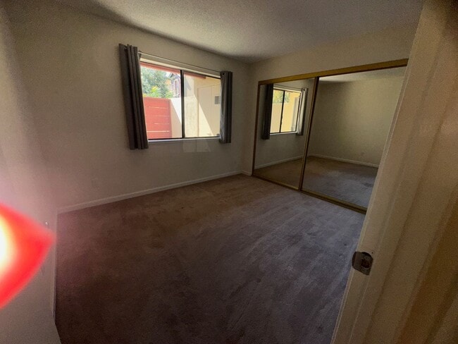 Building Photo - Updated 2-bed, 2-bath condo in Fremont’s N...