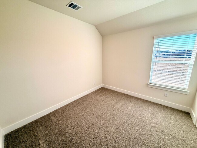 Building Photo - 2900 Woodbrook Dr