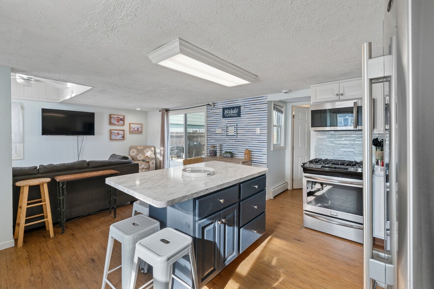 Building Photo - 104 7th Ave