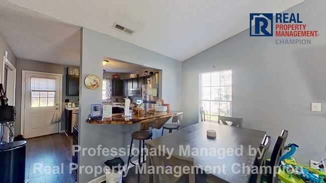 Building Photo - Charming 2BD/2 BA End Unit Townhouse w/Fir...