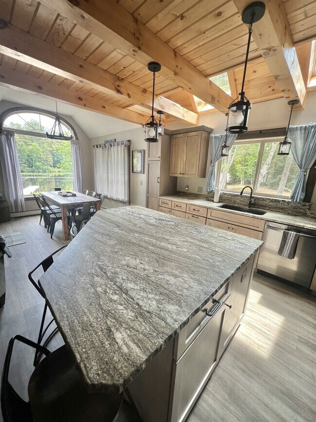 Building Photo - 322 NW River Rd