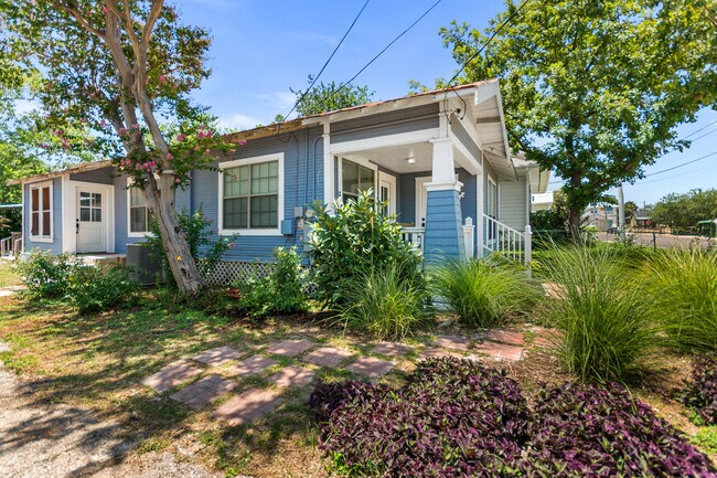 Building Photo - 2213 N Flores St