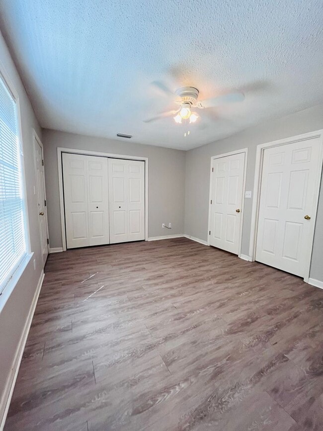 Building Photo - 3 BR/ 2 BA townhome located in Lakeshore E...