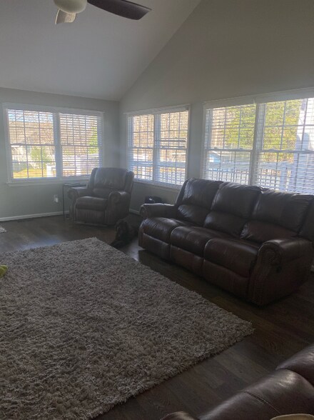 Building Photo - 2018 Valley Dr