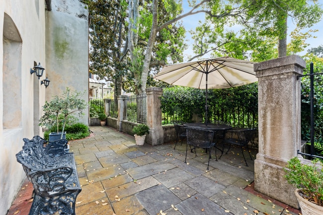 Building Photo - 69 Anson St