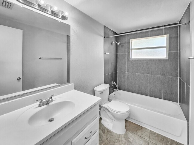 Building Photo - 4 Bedroom Home in Clearwater, FL