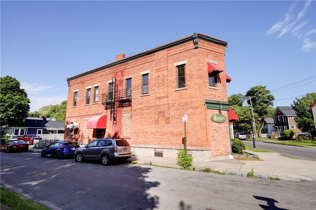 Building Photo - 90 Henrietta St