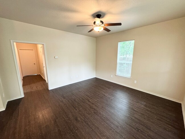 Building Photo - Updated 4 Bed 2.5 Bath Home - Close to TWU!
