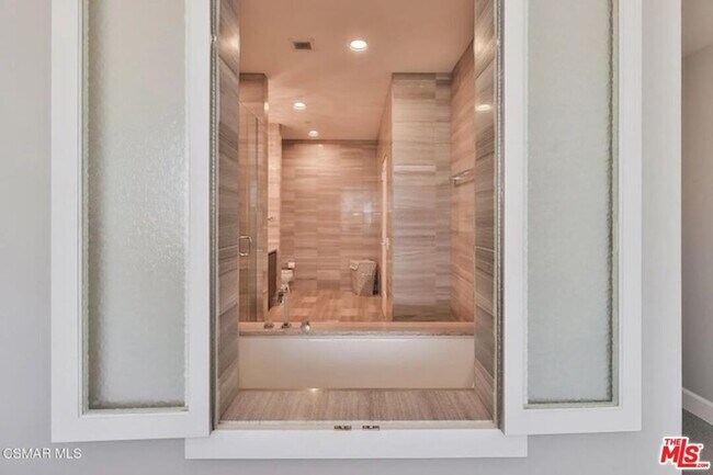 Building Photo - 900 W Olympic Blvd