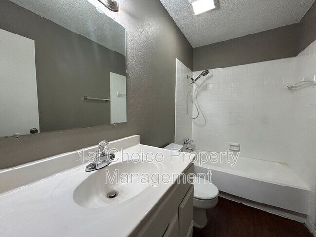 Building Photo - 625 Edwards Dr