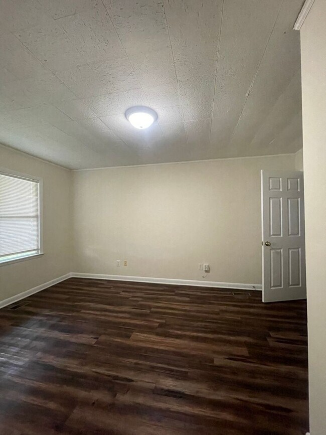 Building Photo - 1011