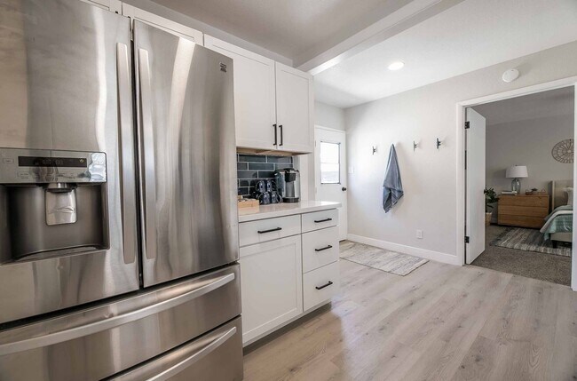 Building Photo - AMERICANA Property Mgmt - Fully furnished ...
