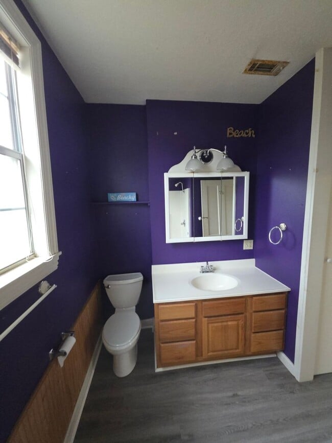 Building Photo - 217 W 7th St