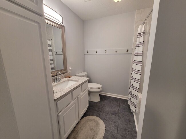 Building Photo - Welcome to our stunning 3-bedroom, 2-bathr...