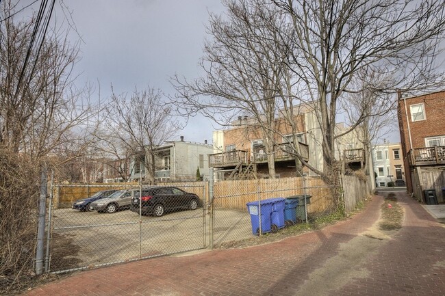 Building Photo - Lovely Lofted H Street Condo + Parking!