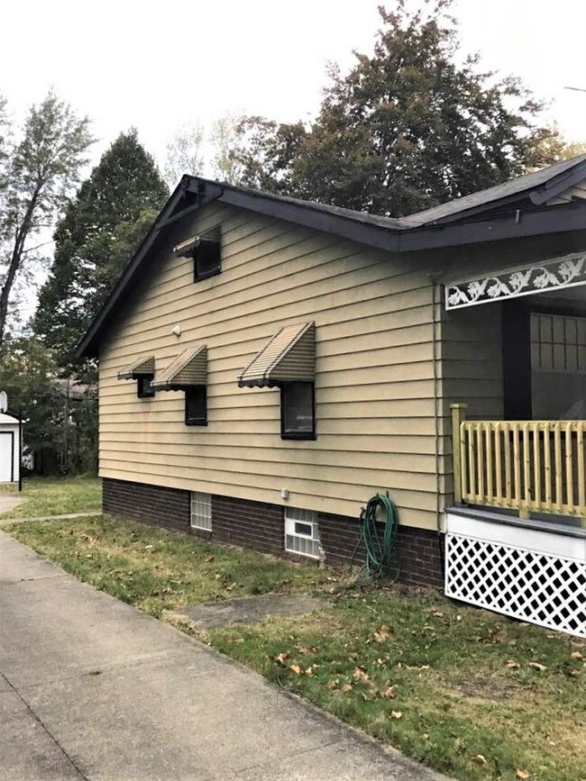 Building Photo - 892 Montford Rd