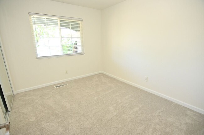 Building Photo - 5659 Lathrop Dr