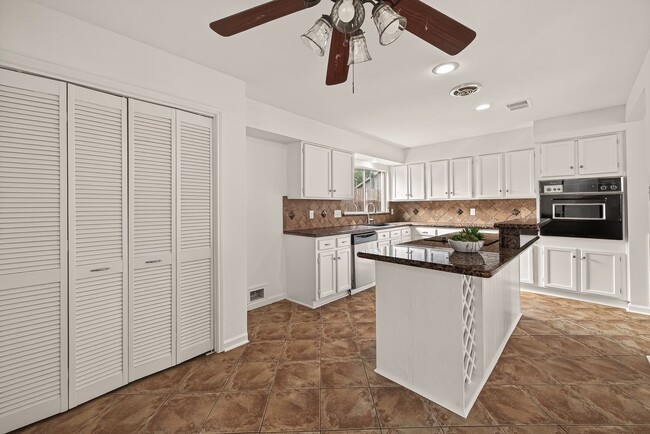 Building Photo - 1007 Apache Falls Dr