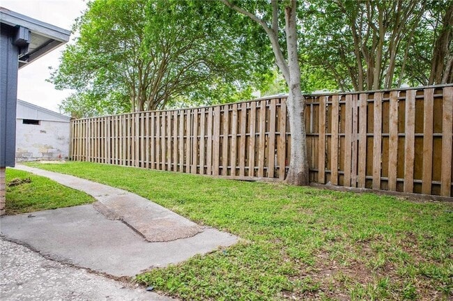 Building Photo - 9563 Goldfinch Cir