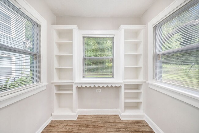 Building Photo - 2-bedroom, 1-bathroom duplex is located in...