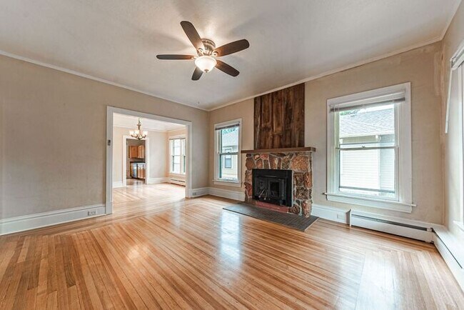 Building Photo - Victorian Home Downtown! 6 - Month Leases ...