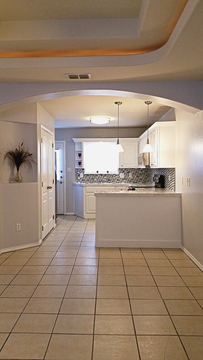 Building Photo - 1900 W Douglas St