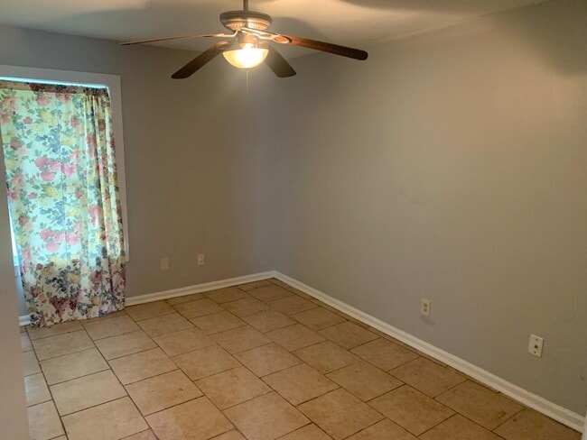 Building Photo - 1040 Canary Ln