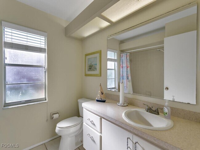 Building Photo - 908 SE 35th Terrace