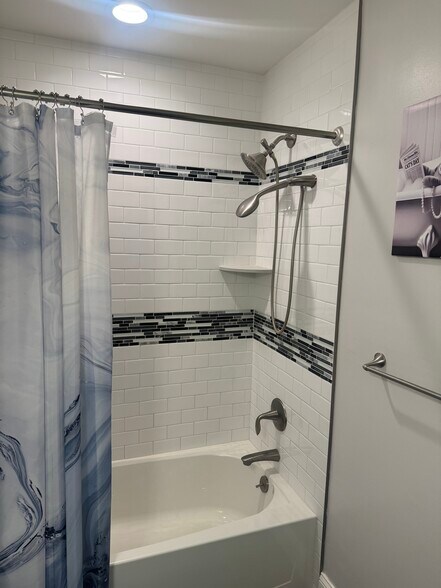 Building Photo - 4412B Aberdeen Dr