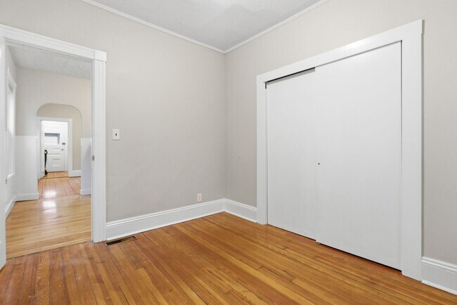 Building Photo - 35 Oakland St