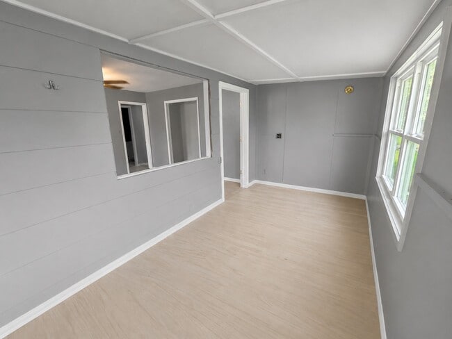 Building Photo - 227 Live Oak Ln