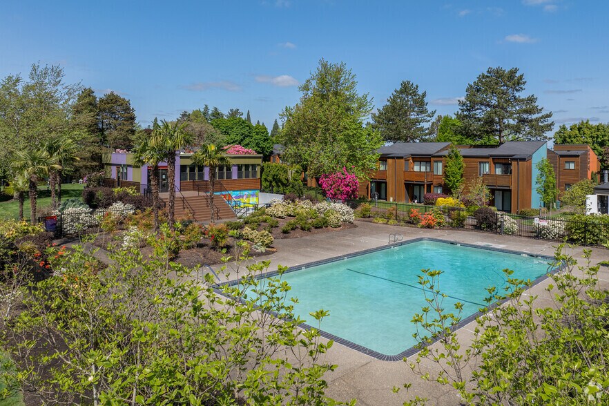 Pool & Clubhouse - Fountain Park