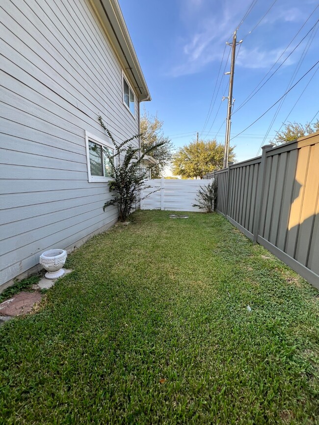 Building Photo - 11711 Chanteloup Dr