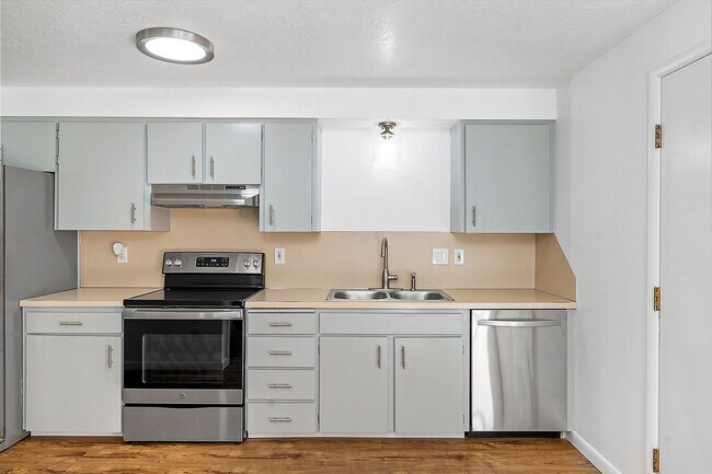 Building Photo - Super Cute North End Place with Garage and Backyard!