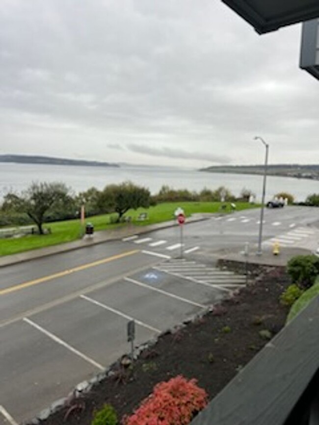 Building Photo - Top floor water front Steilacoom 1 bedroom...