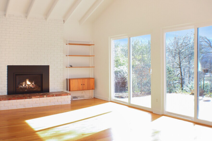 Building Photo - 21 Woodbury Rd