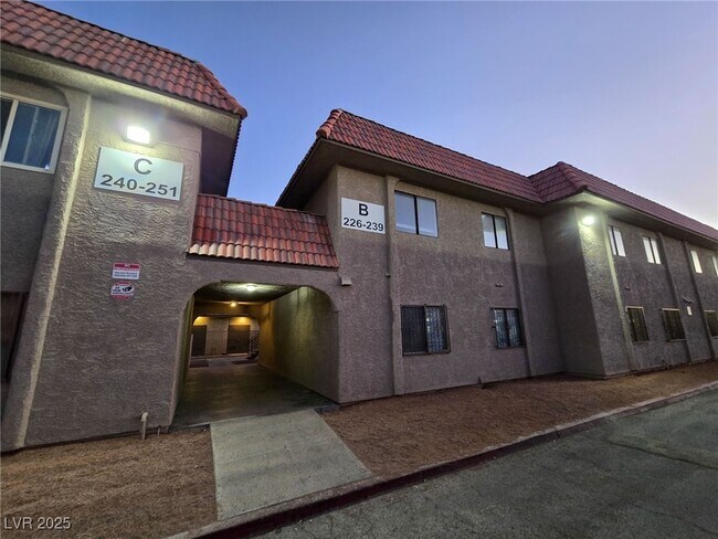 Building Photo - 4300 N Lamont St