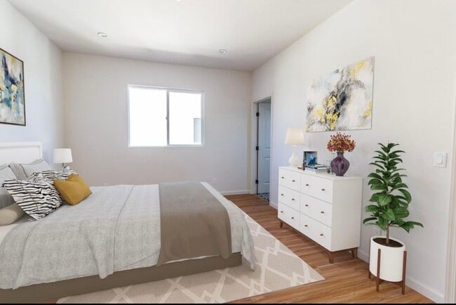 Building Photo - 4BR 3Ba Modern Townhome in Prime NOHO