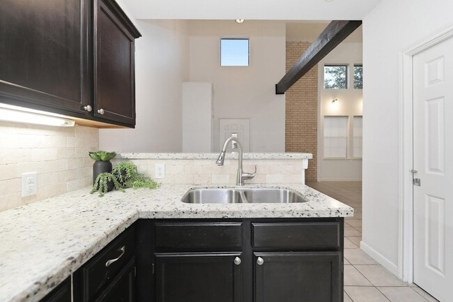 Building Photo - 2445 Monarch Dr