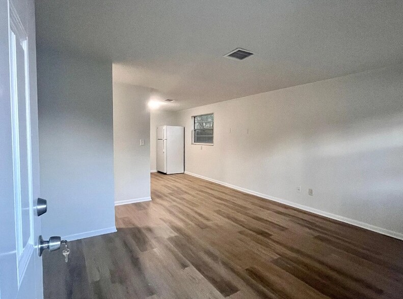 Building Photo - 9801 N Aster Ave