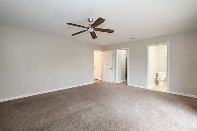 Building Photo - Beautiful Townhouse w/ 1st Floor Bedroom