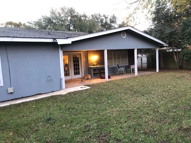 Building Photo - *BROADMOOR TERRACE*FRESH PAINT*LARGE HOME*