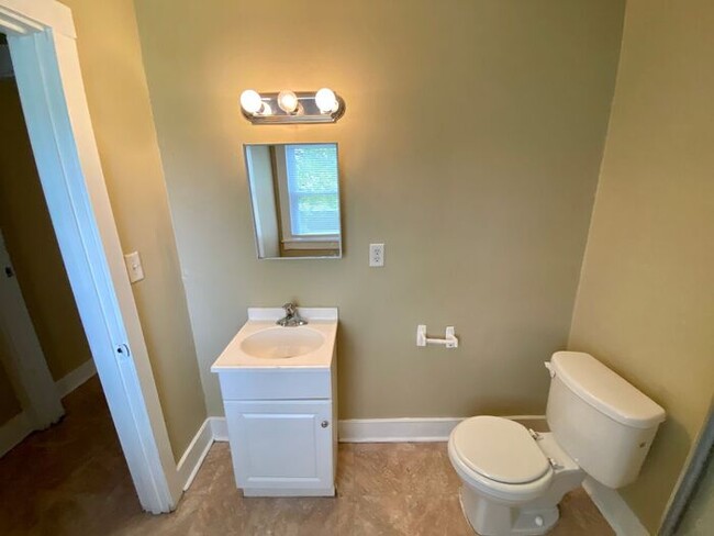 Building Photo - Spacious 1 Bedroom Apartment in North Nash...