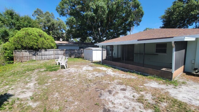 Building Photo - 2/1 w/ Garage in Seminole - Duplex