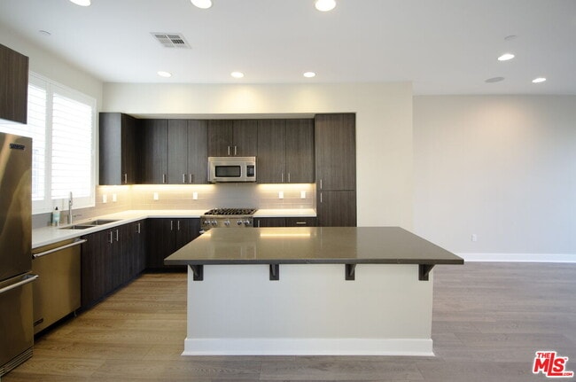 Building Photo - 2753 Waverly Dr