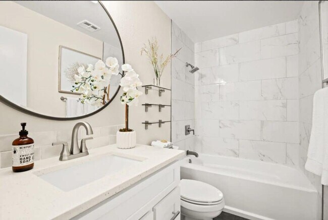 Building Photo - Newly Remodeled 1 BR Available Now!