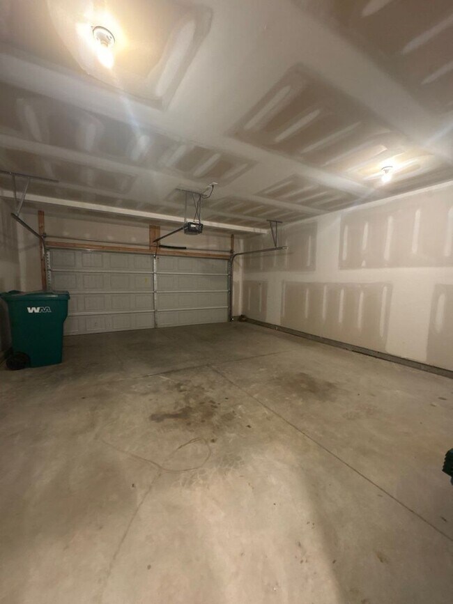 Building Photo - 3 Bedroom, 2.5 Bath and 2 Car Garage in Lebanon! $500 OFF FIRST FULL MONTH’S RENT!!