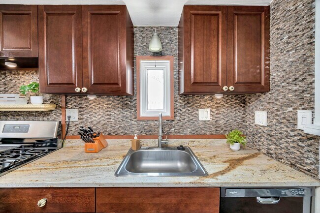 Building Photo - Fully Furnished Pool Home | Flexible Lease...