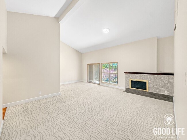 Building Photo - Top-Floor 3BR Retreat with Balcony Views & In-Unit Laundry in San Diego!