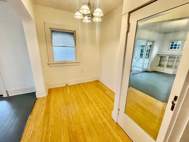 Building Photo - R0445